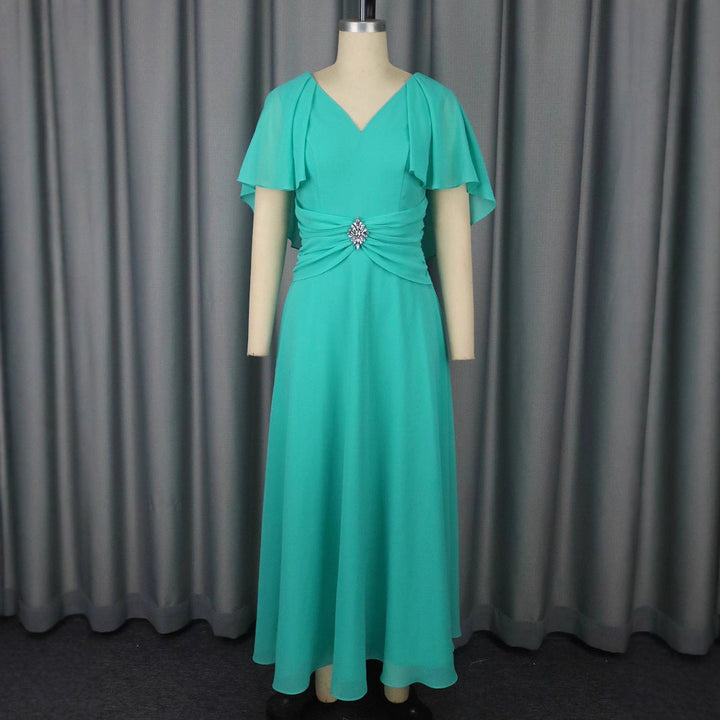 Langes, festliches Damen Maxikleid mit glamouröser Brosche & edlem Faltendesign. Ideal für besondere Anlässe.