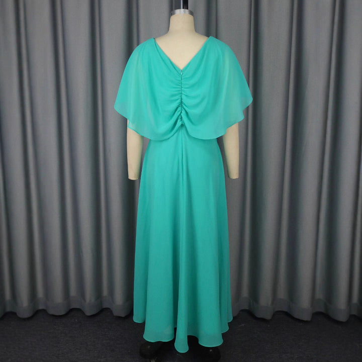 Stilvolles Damen Galakleid mit V-Ausschnitt & Faltendesign. Glamouröses Abendkleid für Hochzeitsgäste.