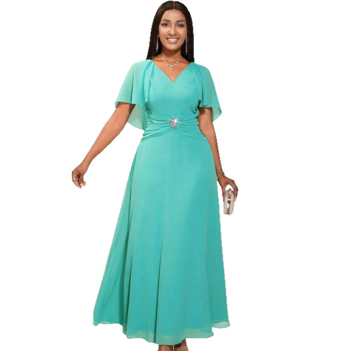 Modisches Damen Cocktailkleid, V-Ausschnitt, elegantes Faltendesign, dekorative Brosche. Perfekt für Events.