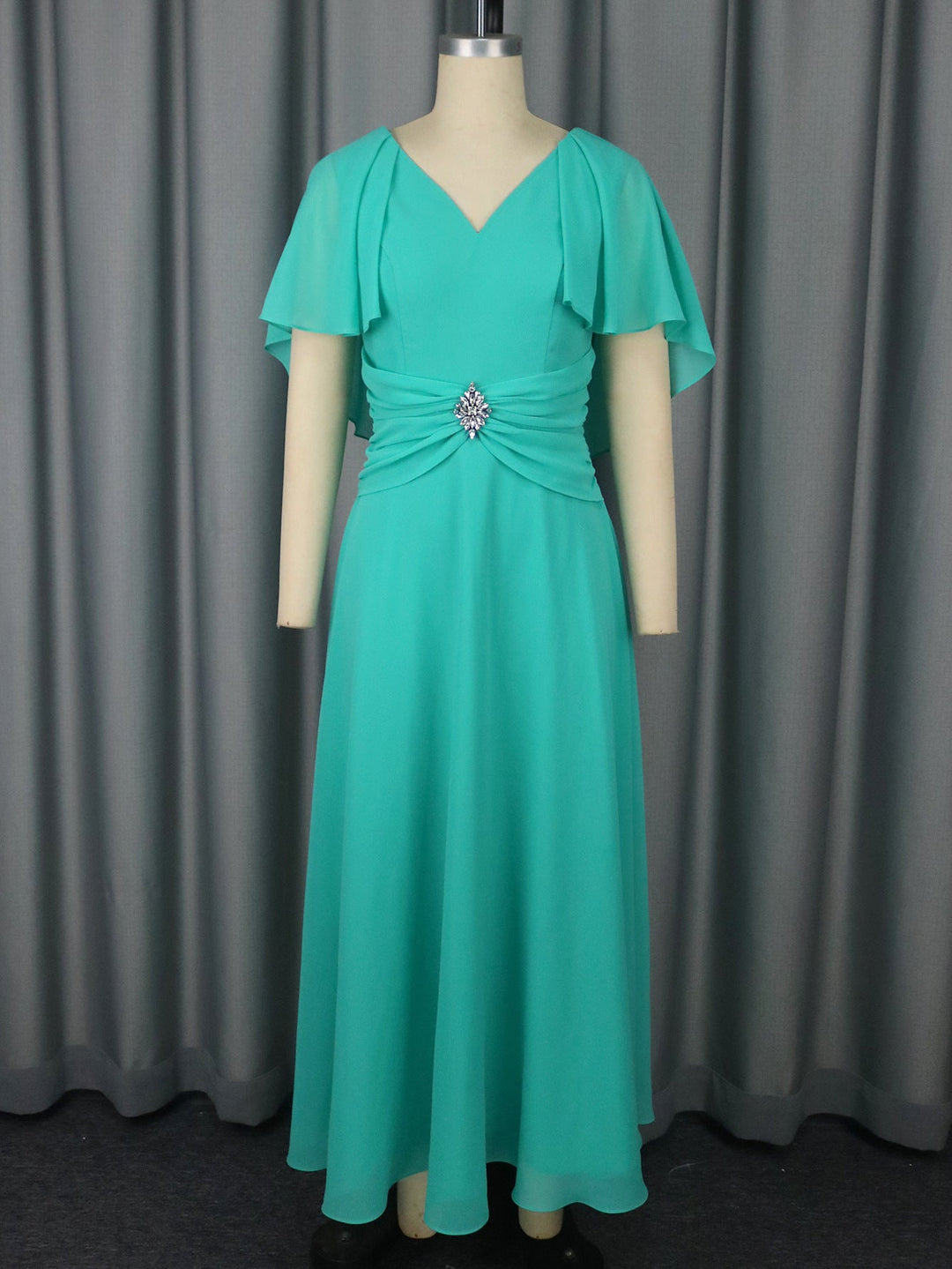 Sophistiziertes Damen Abendkleid. Maxikleid mit glamourösem Faltendesign & funkelnder Brosche für besondere Anlässe.