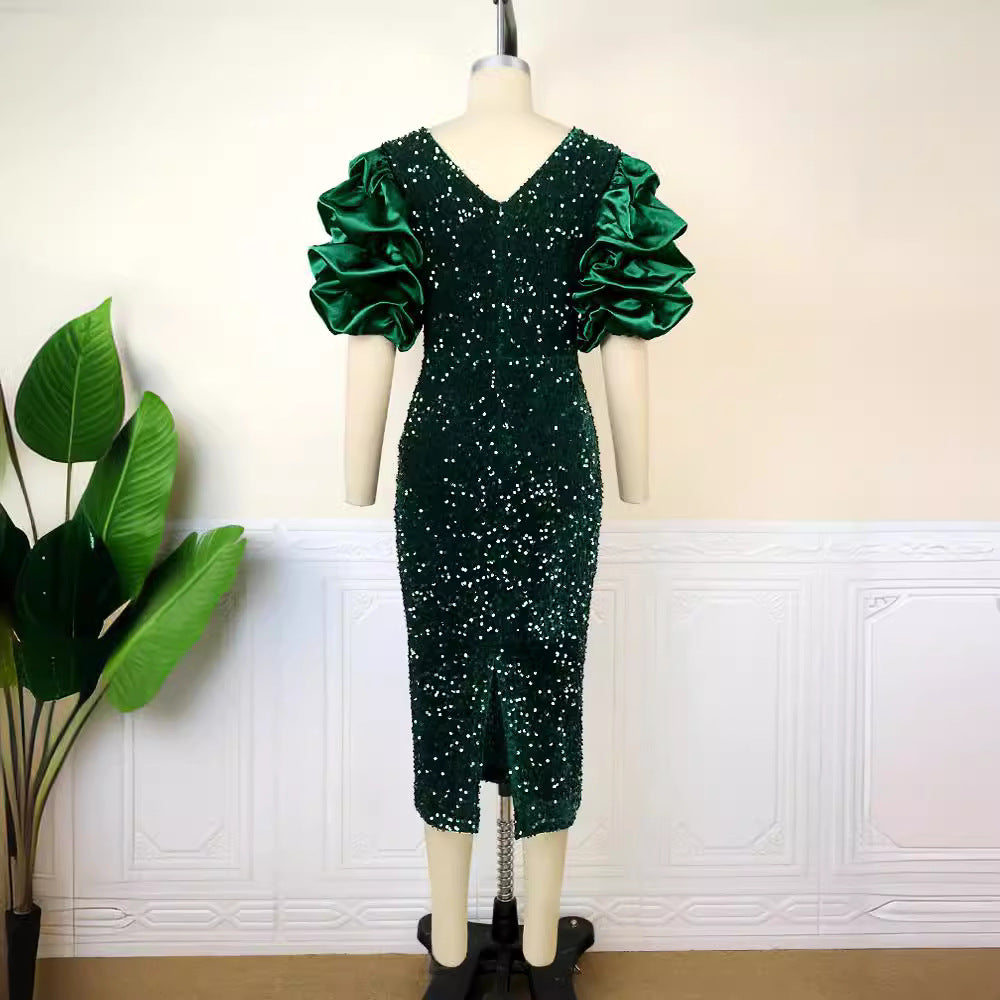 Elegantes Damen Abendkleid in Glitzeroptik mit V-Ausschnitt und voluminösen Ärmeln. Perfekt für besondere Anlässe.