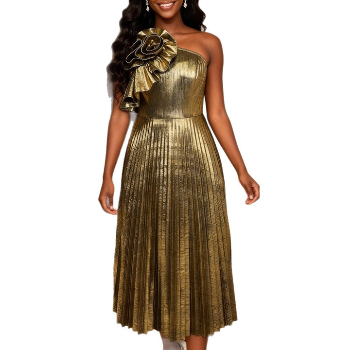 Festliches, goldenes Cocktailkleid für Damen mit asymmetrischem Design und Rüschen, ideal für Partys & Bälle.