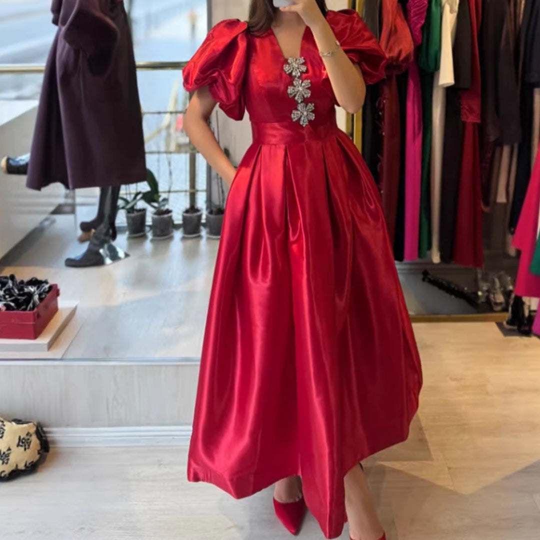 Glamouröses rotes Damen Abendkleid, funkelnd mit voluminösen Puffärmeln und elegantem V-Ausschnitt für besondere Anlässe.