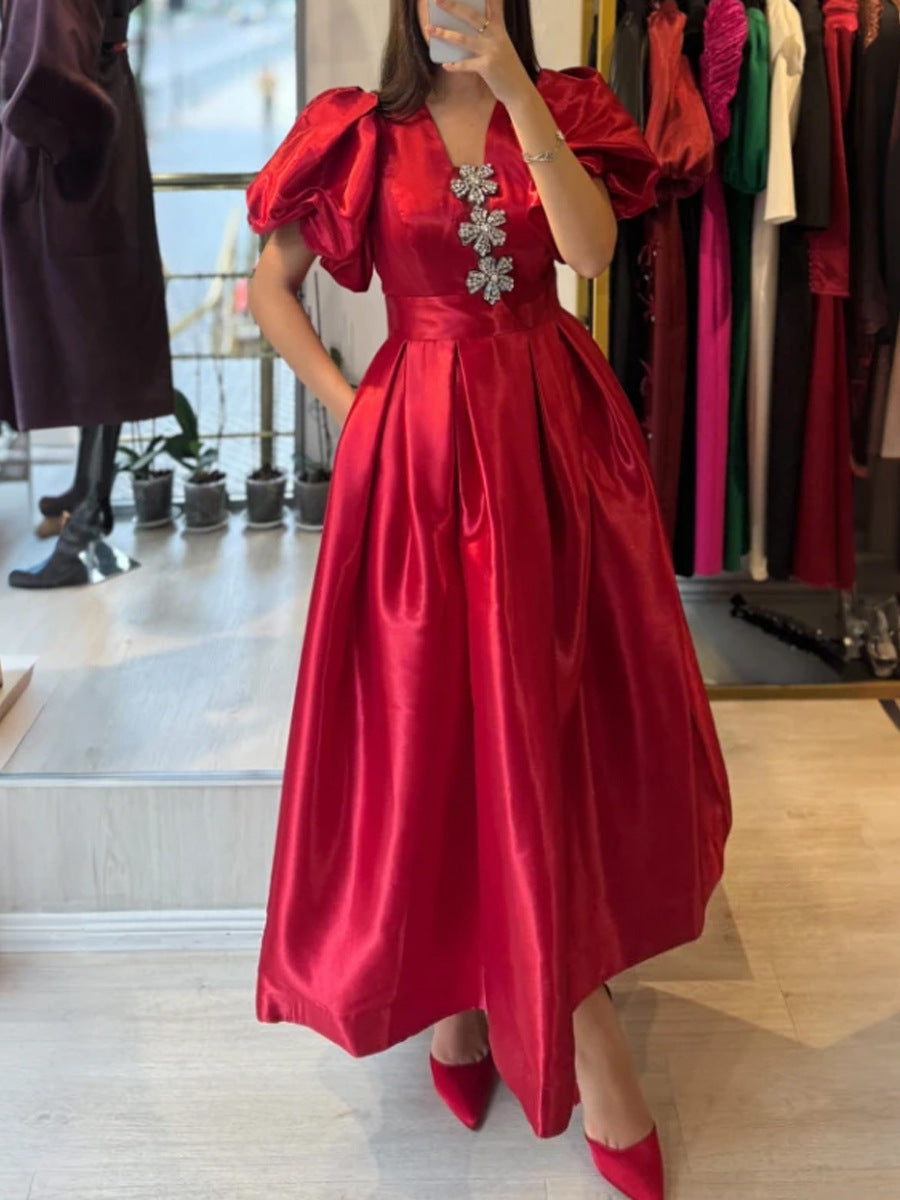 Elegantes rotes Damen Abendkleid, mit funkelnden Details und stilvollen Puffärmeln, ideal für festliche Events.