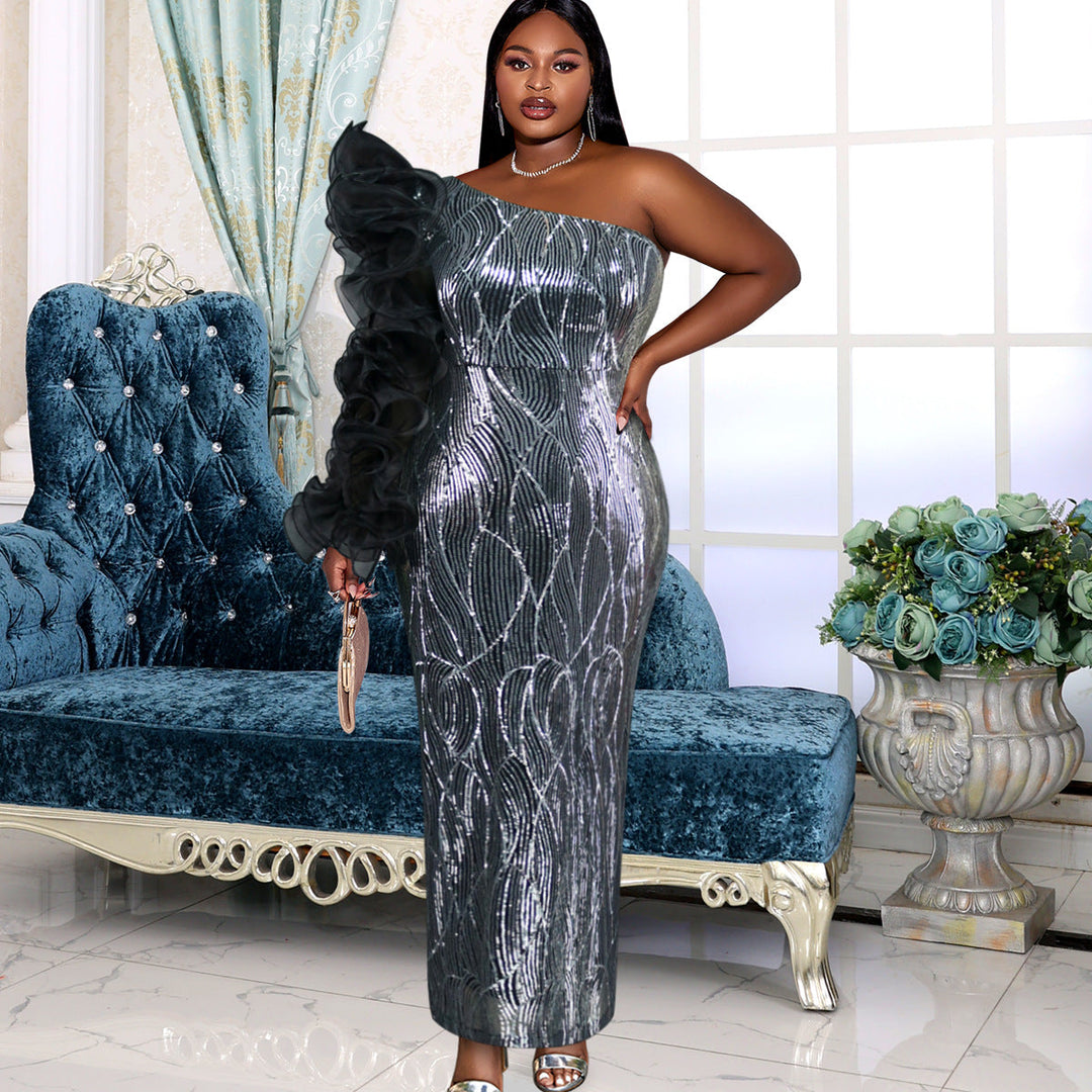 Glamouröses schulterfreies Damen-Abendkleid mit voluminösen Rüschenärmeln für festliche Anlässe.