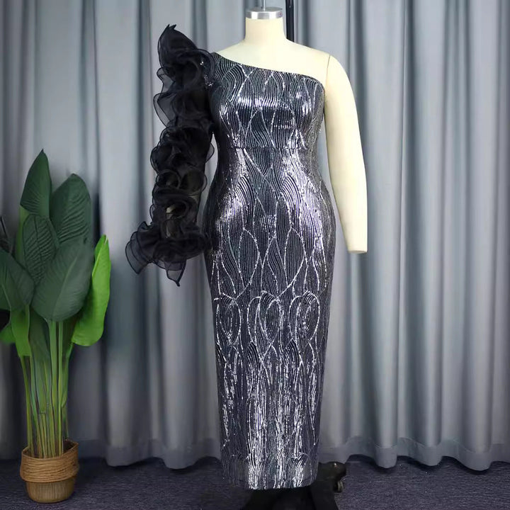 Elegantes Damen Ballkleid mit auffälligen Rüschenärmeln und schulterfreiem Design, ideal für Abende.