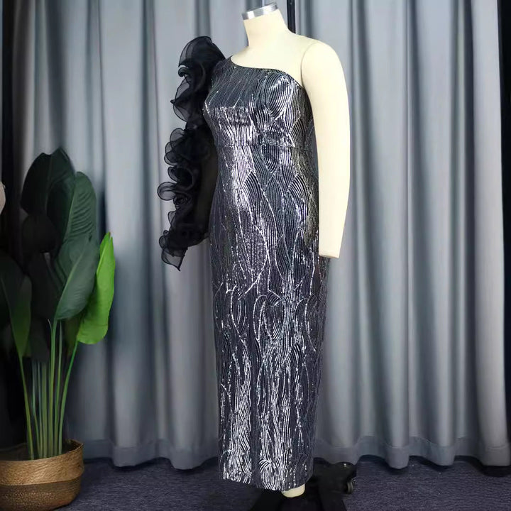 Stilvolles Partykleid für Damen: Schulterfreies Design mit prächtigen, voluminösen Rüschenärmeln.