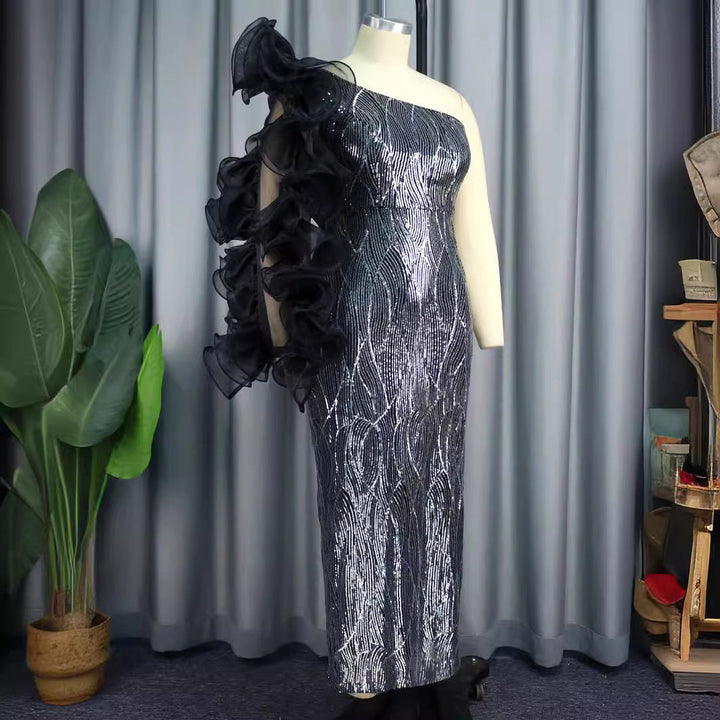 Festliches schulterfreies Damenkleid mit eleganten Rüschenärmeln, perfekt für glamouröse Abendmode.