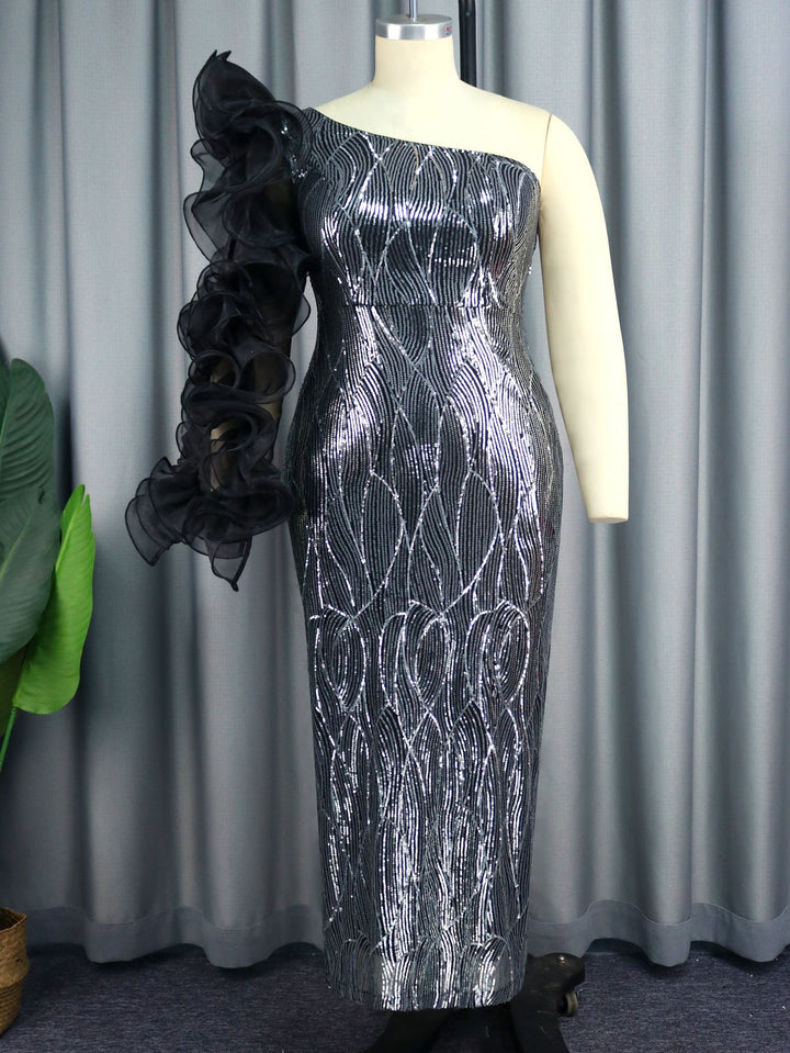 Modisches schulterfreies Damen Ballkleid mit extravaganten Rüschenärmeln für einen glamourösen Auftritt.