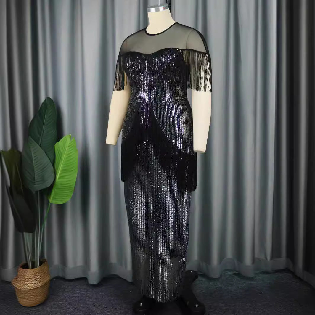 Elegantes Damen Partykleid in Schwarz mit glänzenden Fransen, perfekt für glamouröse Events und Bälle.