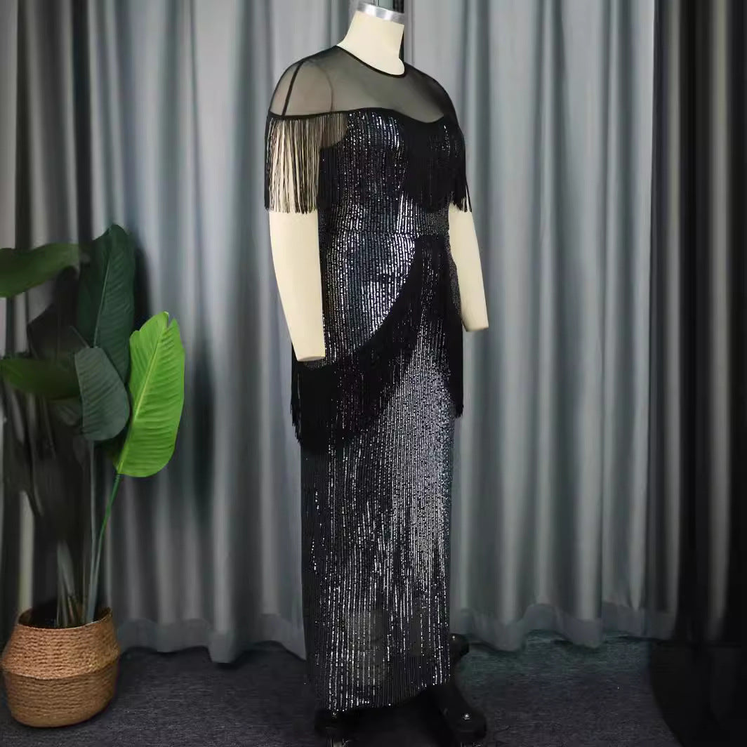 Schwarzes glamouröses Damen Abendkleid mit glänzendem Fransenbesatz, perfekt für Partys und festliche Events.