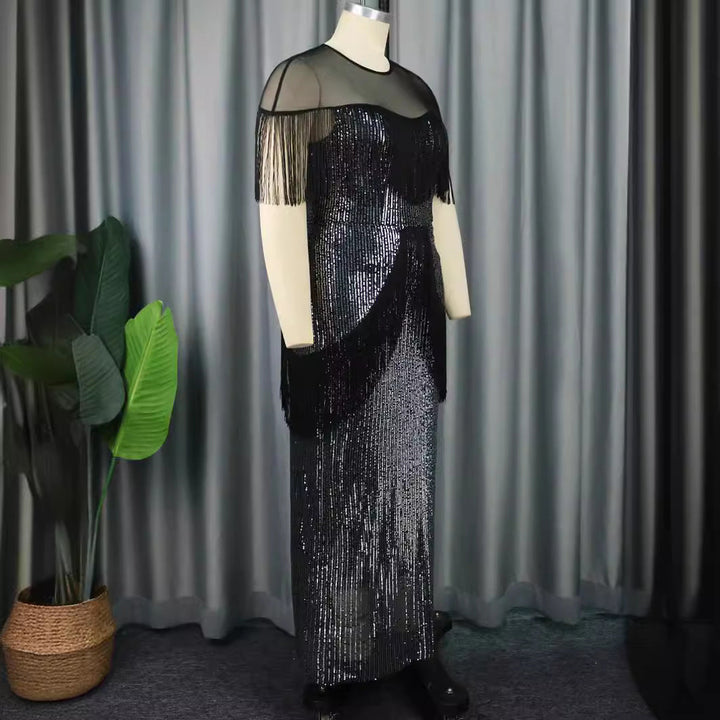Schwarzes glamouröses Damen Abendkleid mit glänzendem Fransenbesatz, perfekt für Partys und festliche Events.