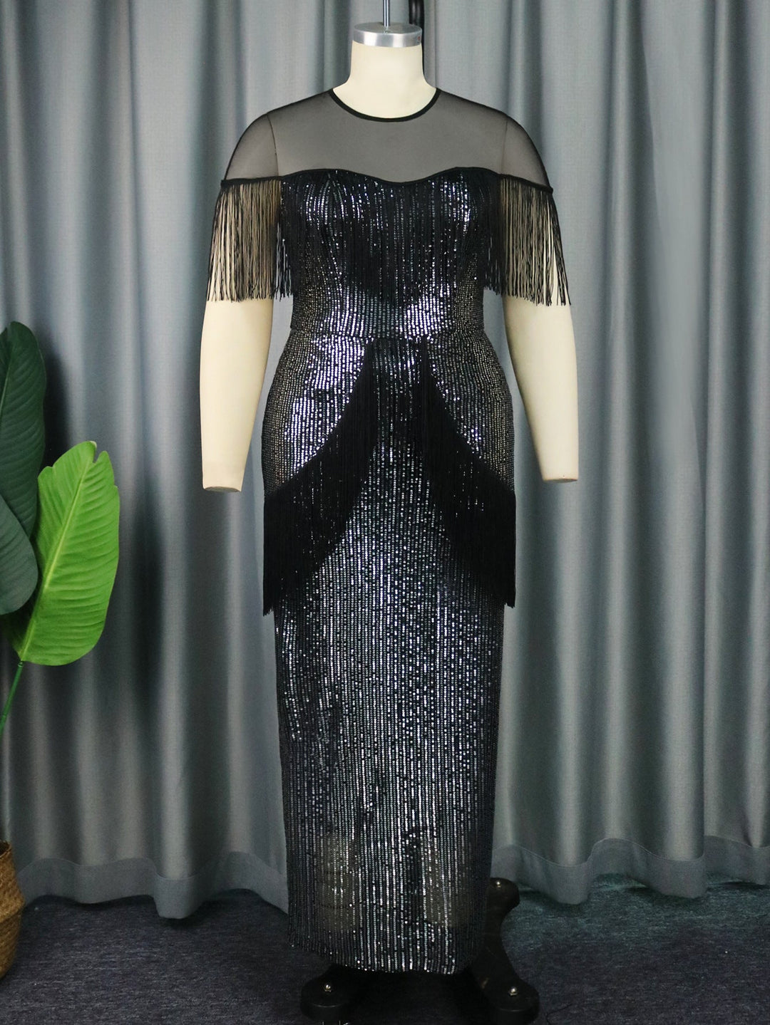 Exklusives Damen Partykleid schwarz mit glitzernden Fransen und Glanz-Effekt, ideal für glamouröse Abende.