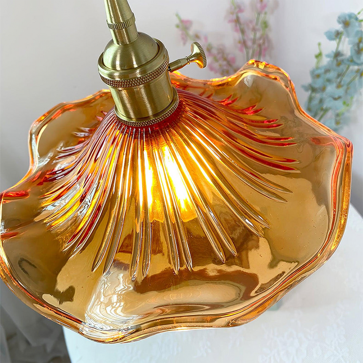 Edle Glas-Pendellampe mit Hibiskus-Motiv, designorientiert für moderne Interieurs.