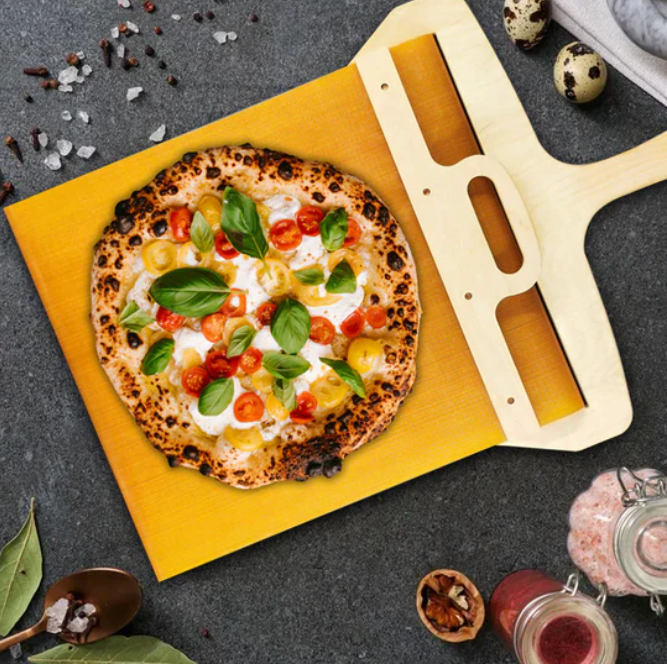 Gleitender Holz-Pizzaschieber zum mühelosen Aufnehmen und Servieren von Pizza aus dem Ofen; robustes Backzubehör.