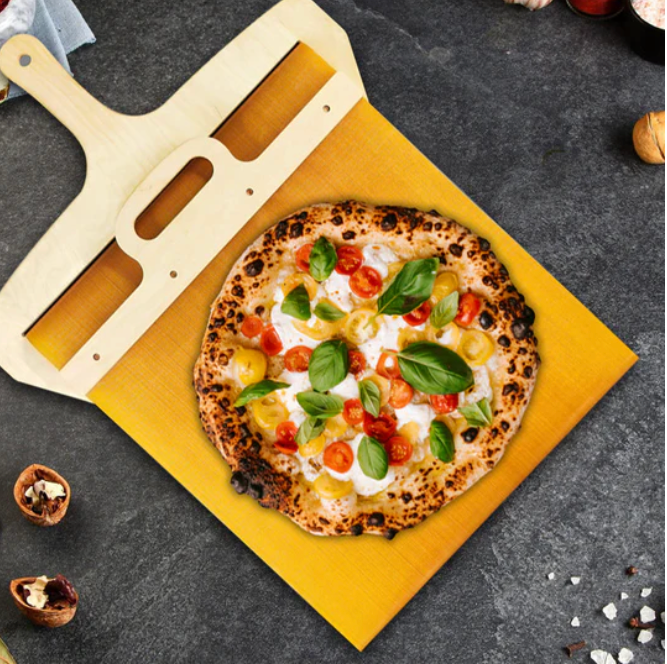Hochwertiger Holz-Pizzaschieber, gleitend, als essenzielles Backwerkzeug für Pizzaofen und Teigtransfer.
