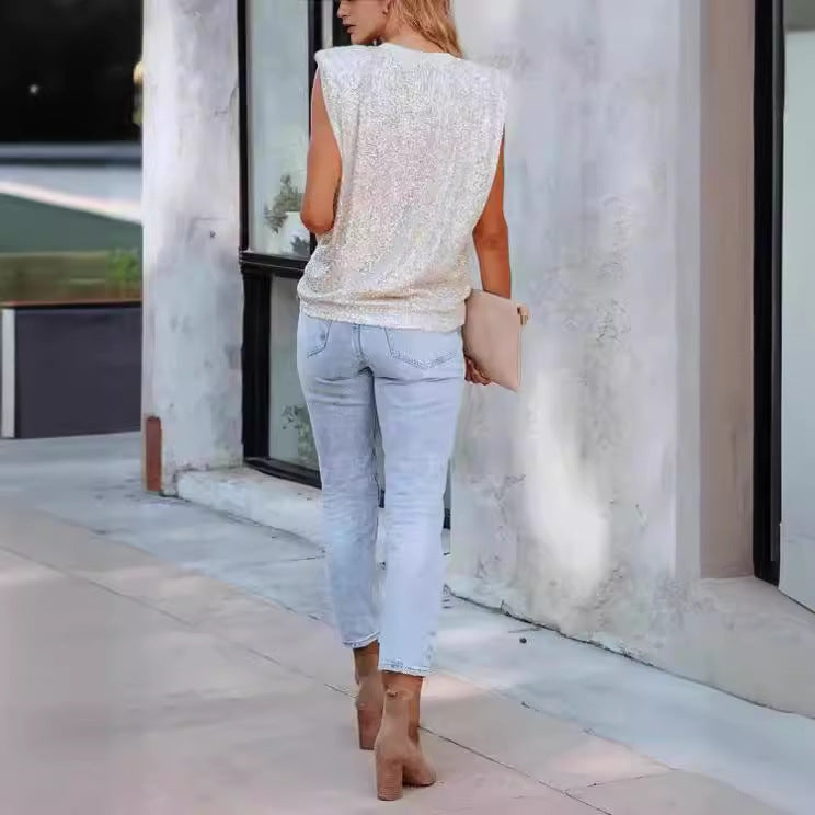 Detailansicht der glitzernden Pailletten-Damenbluse mit Rundhals, perfekt für einen eleganten Auftritt.