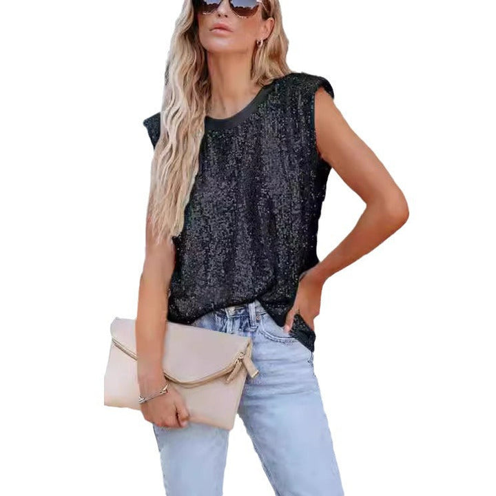 Nahaufnahme der schimmernden Glitzerbluse für Damen, Rundhals-Design, festlich und stylisch für Partys.