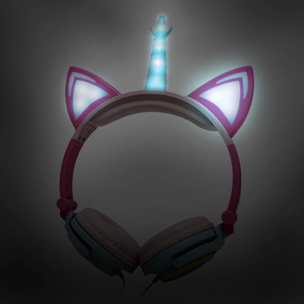 Nahaufnahme der glitzernden Einhorn Kopfhörer mit LED-Ohren und Diamant-Verzierungen für Kinder.