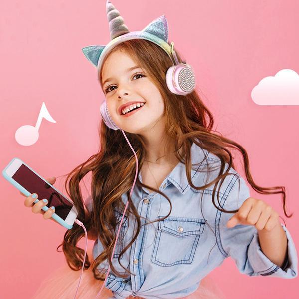Mädchen trägt funkelnde Einhorn Kopfhörer mit LED-Lichtern. Ideal für Kinder und Teenager Audio.