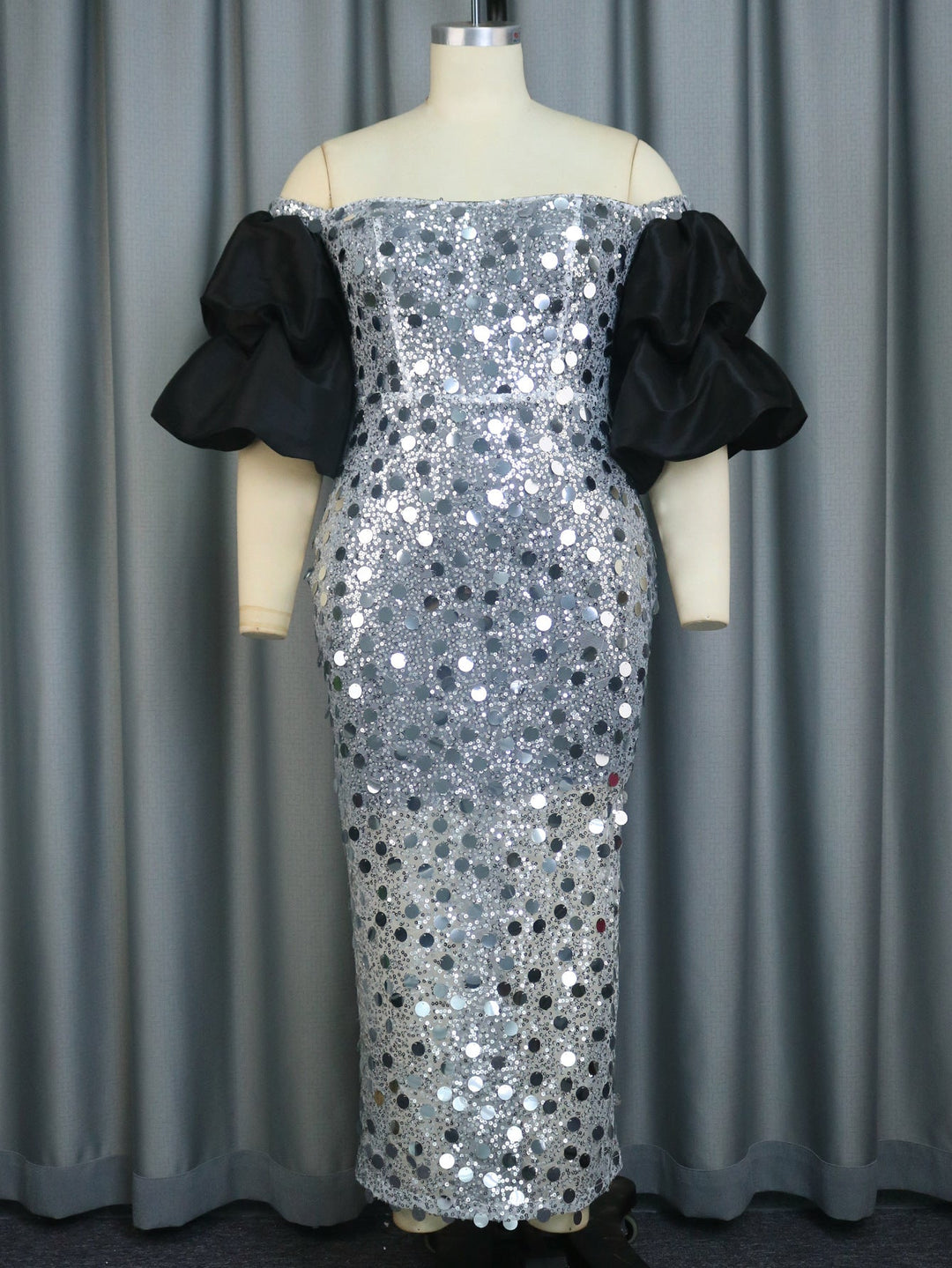 Damen Abendkleid, silber glitzernd, mit eleganten, voluminösen Puffärmeln. Ideal für Ball, Gala und festliche Events.