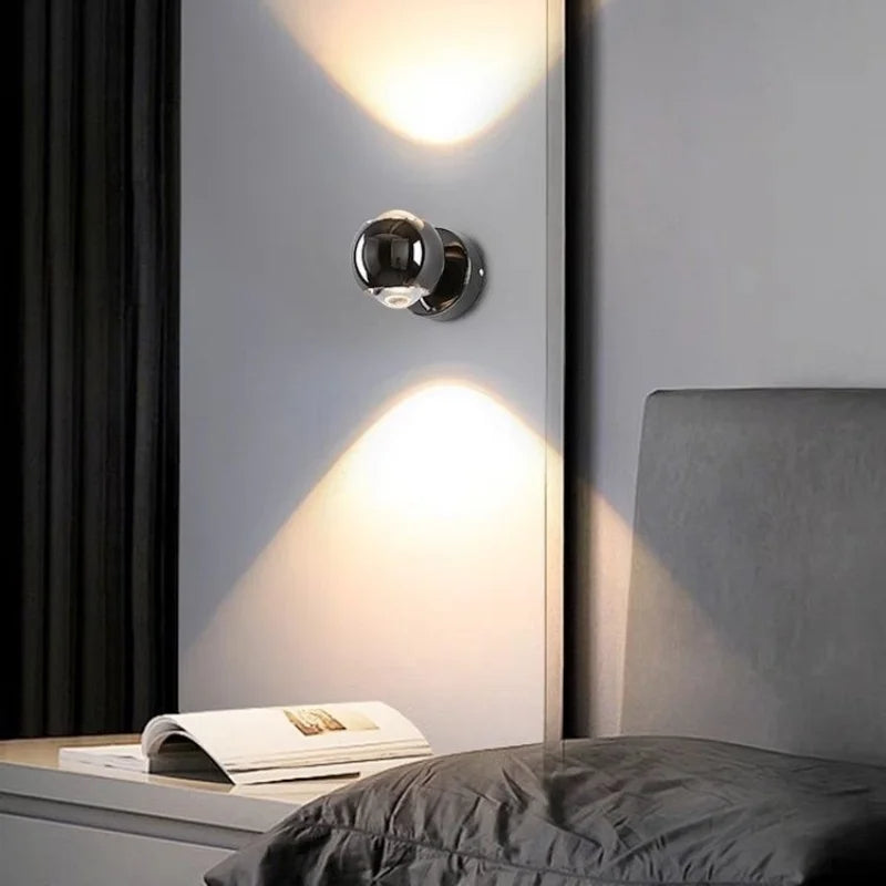 Elegante GlowWave LED Lampe mit indirektem Licht schafft eine entspannende Atmosphäre im Schlafzimmer.