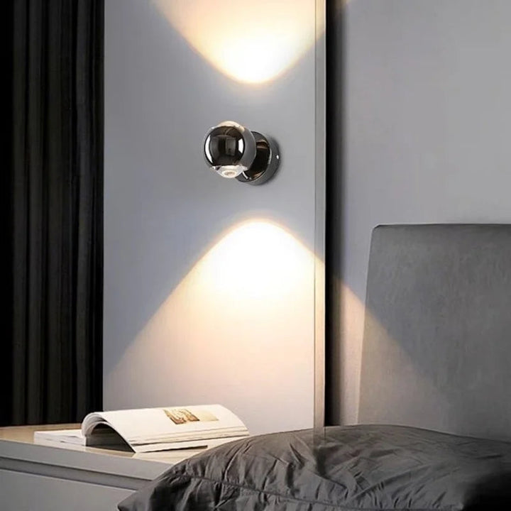 Elegante GlowWave LED Lampe mit indirektem Licht schafft eine entspannende Atmosphäre im Schlafzimmer.