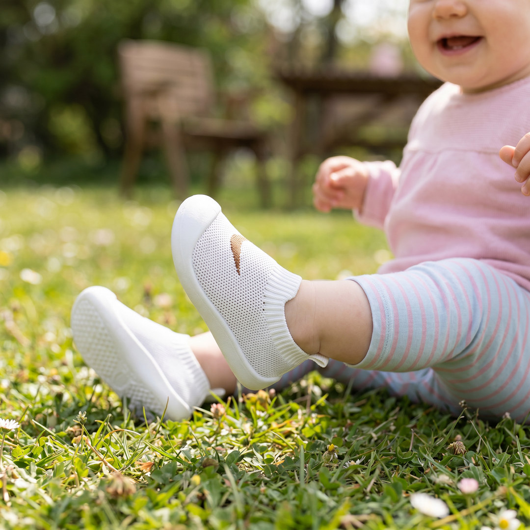 Paar komfortable, rutschfeste Gehschuhe für Babys, bereit für erste Schritte im Sommer.