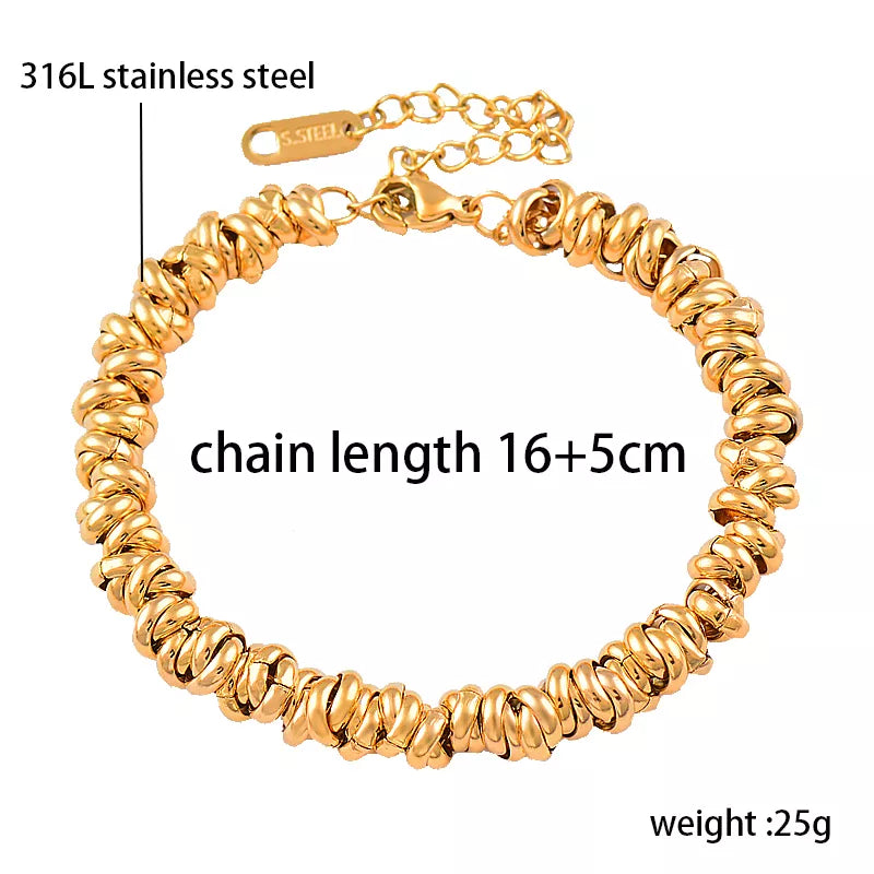 Glänzendes goldenes Perlenarmband für Damen, elegant am Handgelenk getragen, modisches Accessoire.