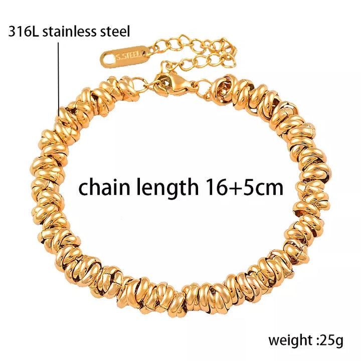Glänzendes goldenes Perlenarmband für Damen, elegant am Handgelenk getragen, modisches Accessoire.