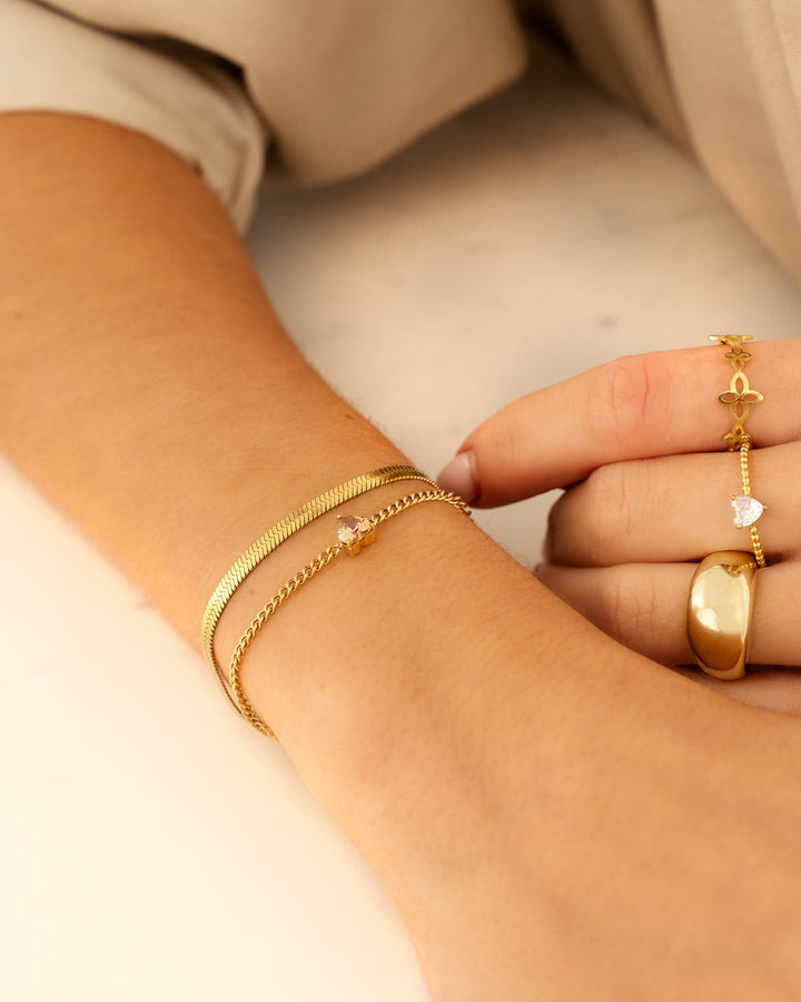 Schlichtes Damen Herz Geburtsstein Armband, eleganter personalisierter Schmuck für jeden Tag.