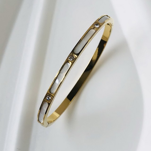 Luxus Damen Armband mit Zirkoneinlage, perfekt als stilvolles Geschenk.