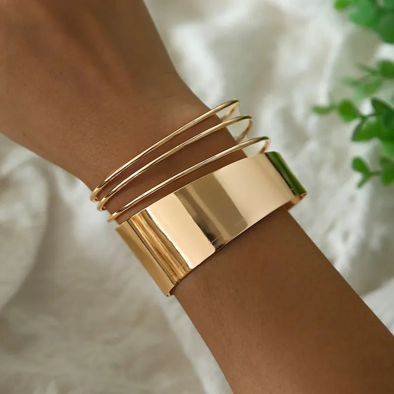 Damen Punk Manschetten Armband aus vergoldetem Edelstahl, kühner Statement-Schmuck für Frauen.