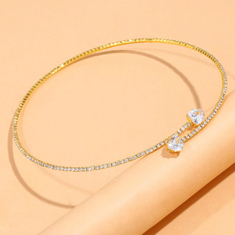 Damen-Halskette mit glänzendem Kreis-Anhänger, wahlweise in Gold oder Silber. Ein zeitloses Accessoire mit Zirkonia.