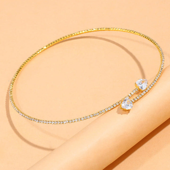 Damen-Halskette mit glänzendem Kreis-Anhänger, wahlweise in Gold oder Silber. Ein zeitloses Accessoire mit Zirkonia.