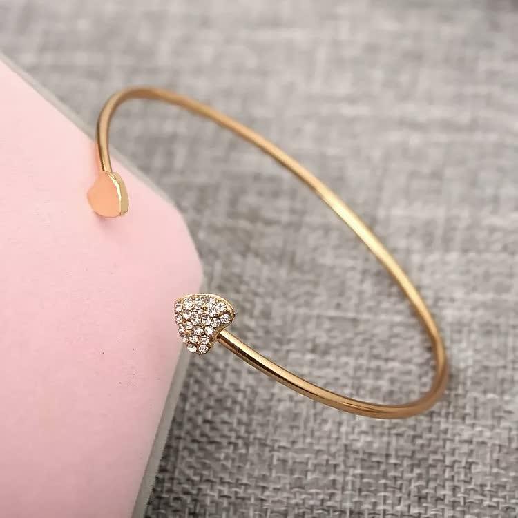 Modernes silbernes Herzarmband für Damen, filigraner Schmuck, ideal als stilvolles Partnergeschenk.