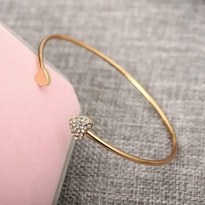 Modernes silbernes Herzarmband für Damen, filigraner Schmuck, ideal als stilvolles Partnergeschenk.