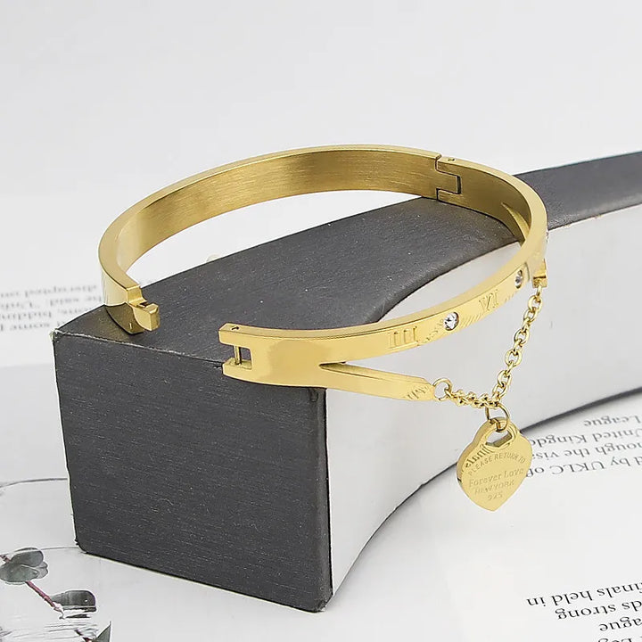 Eleganter Unisex-Liebesarmreif aus poliertem Edelstahl am Handgelenk, vielseitig kombinierbar.