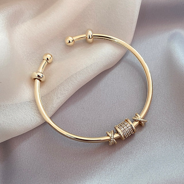 Eleganter zylindrischer französischer Damenarmreif aus glänzendem Gold, luxuriöses Schmuck-Accessoire für das Handgelenk.