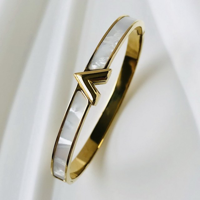 Damen Armband mit Zirkoneinlage, glänzend und elegant, perfekt für jeden Anlass.