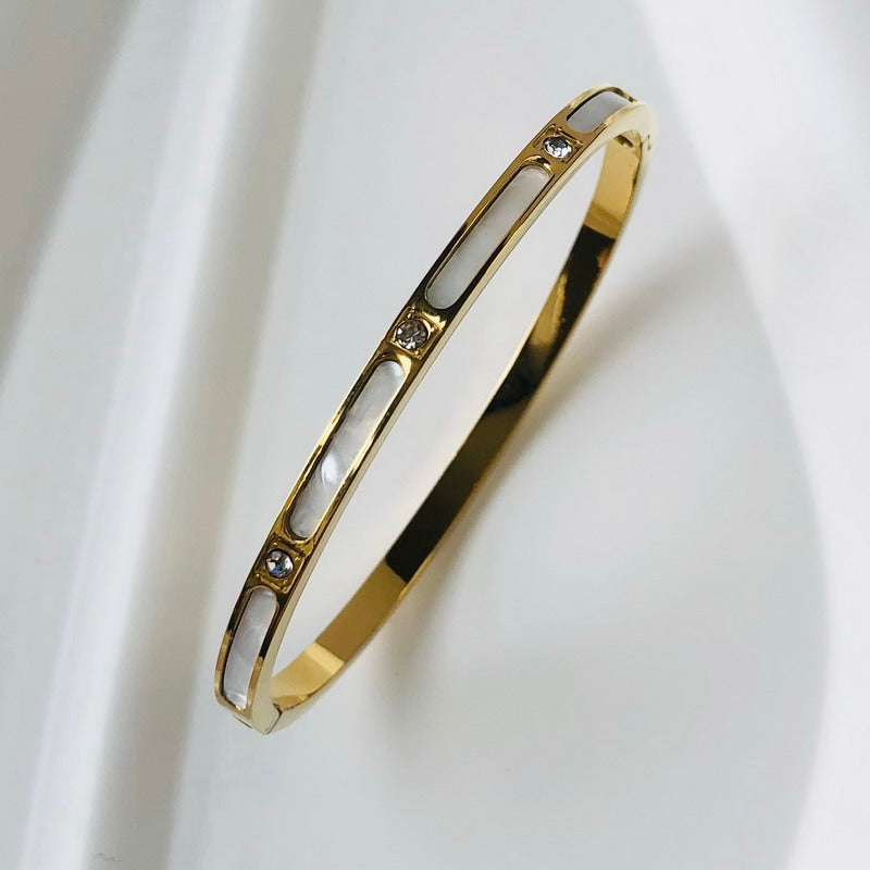 Damen Armreif mit Zirkoneinlage, glänzendes Schmuckstück für zeitlose Eleganz.