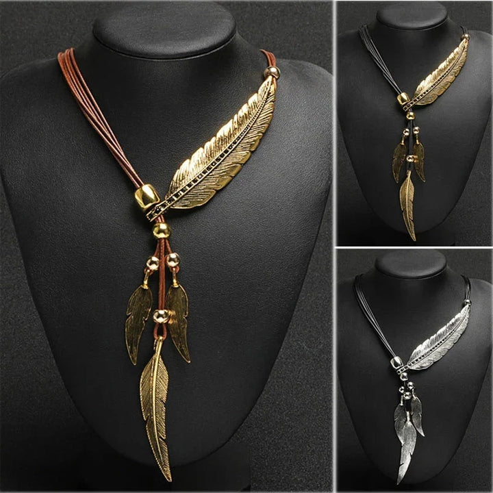 Auffällige Feder-Halskette im Boho-Design, unisex, kombiniert Leder und Metall für einen coolen Look.