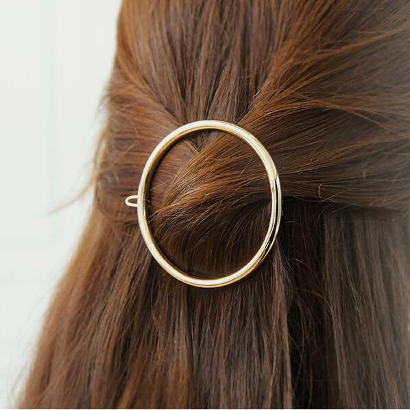Glänzende goldfarbene Mond Haarspange, ein edler Haar Clip für Damen Haare und Styling.