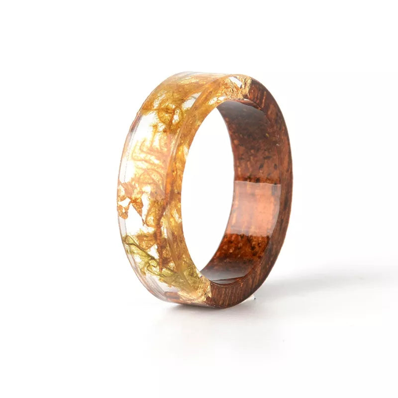 Detailaufnahme des handgefertigten Unisex Holzharzrings, Naturholz-Muster im klaren Harz, exklusiver Ring.