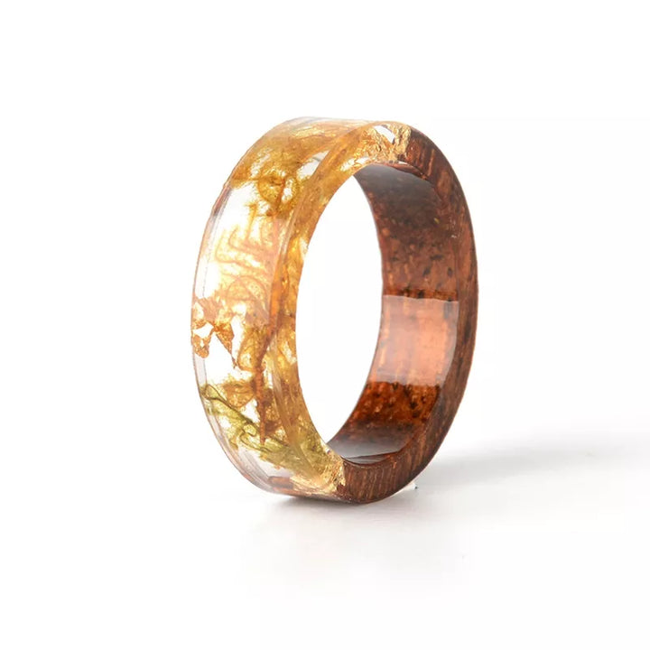 Detailaufnahme des handgefertigten Unisex Holzharzrings, Naturholz-Muster im klaren Harz, exklusiver Ring.
