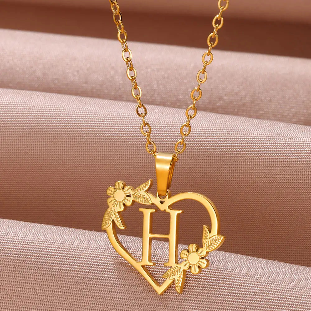 Goldfarbene Edelstahl Damen Halskette mit Initialen-Anhänger, filigranes florales Herz-Design, eleganter Schmuck.