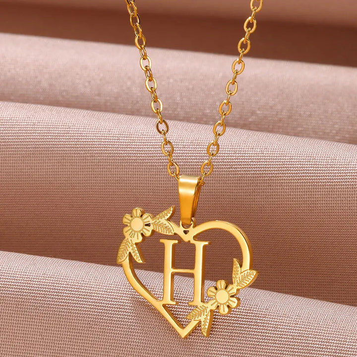 Goldfarbene Edelstahl Damen Halskette mit Initialen-Anhänger, filigranes florales Herz-Design, eleganter Schmuck.