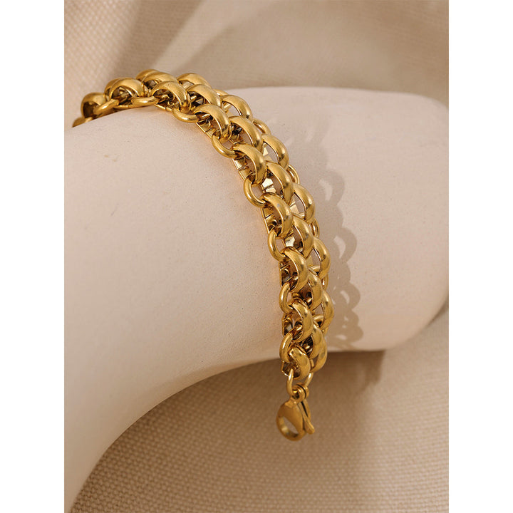 Nahaufnahme eines silberfarbenen Damen-Charme-Armbands aus Edelstahl. Verstellbar, stilvoll und personalisierbar.