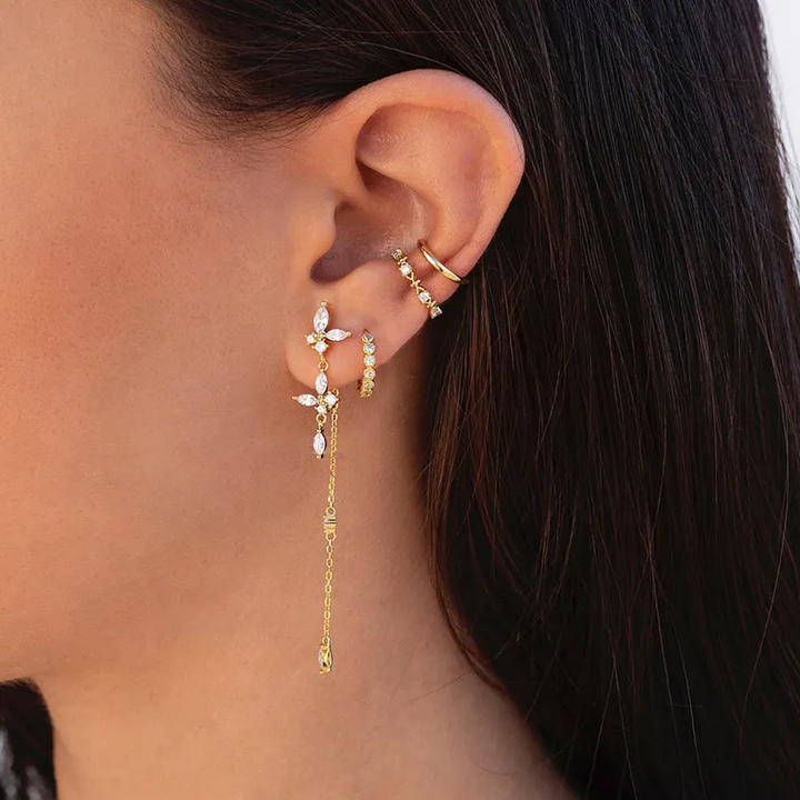 Nahaufnahme: Funkelnde Zirkonia auf eleganten Damen Tropfen-Ohrringen. Luxuriöses Schmuck-Accessoire.