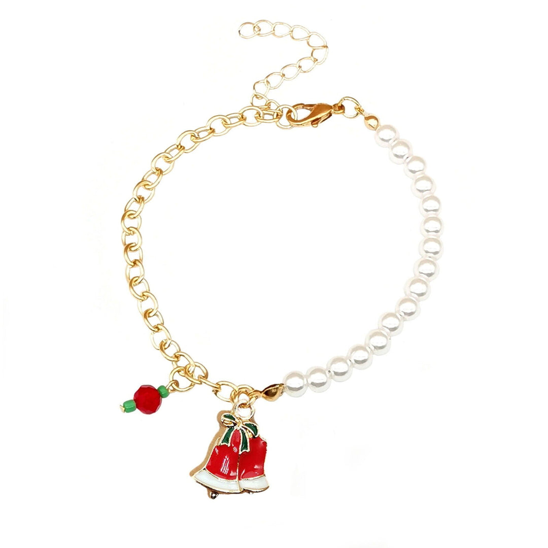 Modisches Damen Perlenarmband mit festlichen Weihnachts-Charms. Elegant, winterlich & perfekte Geschenkidee.